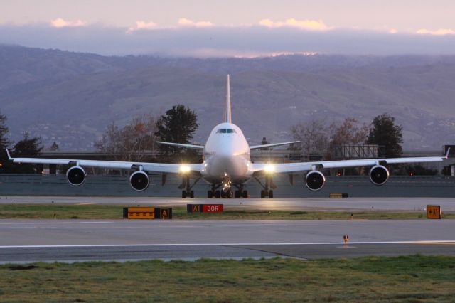 Boeing 747-400 (N464MC)