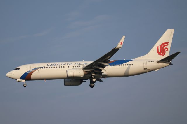 Boeing 737-800 (B-5681)
