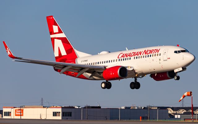 Boeing 737-700 (C-FHNX)