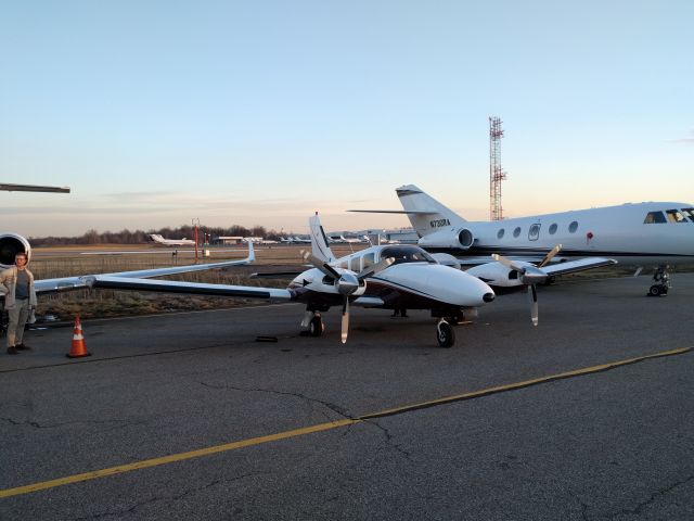 Piper Seneca (N77KP) - NYC in the background