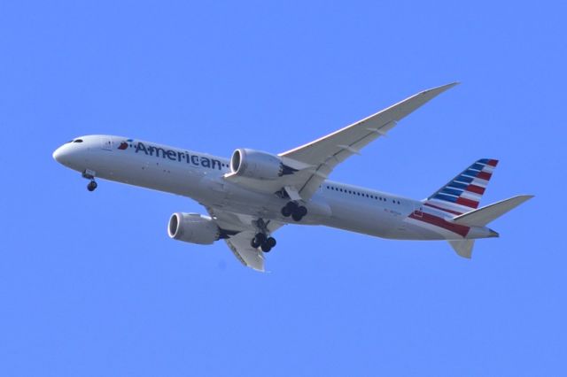 Boeing 787-9 Dreamliner (N832AA) - 1st time I see an AA airplane on this approach route! Very lucky! 
