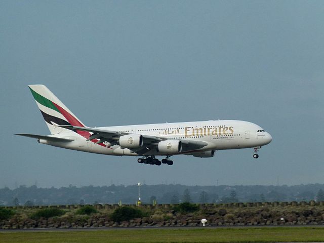 Airbus A330-300 (A6-EDC) - Long zoom shot (600mm+)