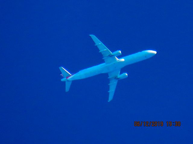 Airbus A321 (N562UW)