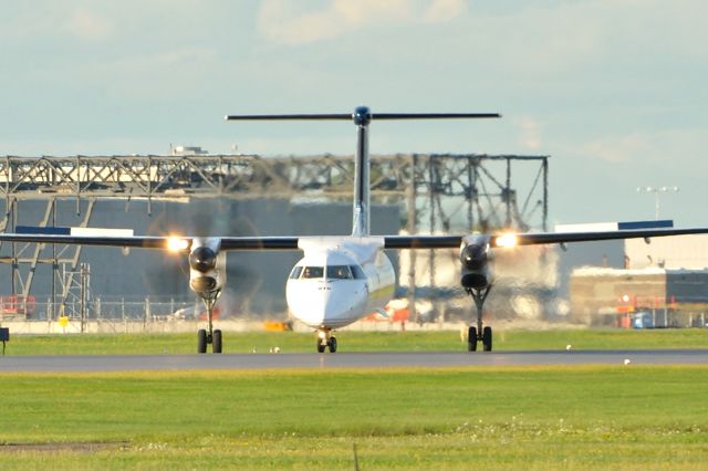 de Havilland Dash 8-400 (C-GLQL)