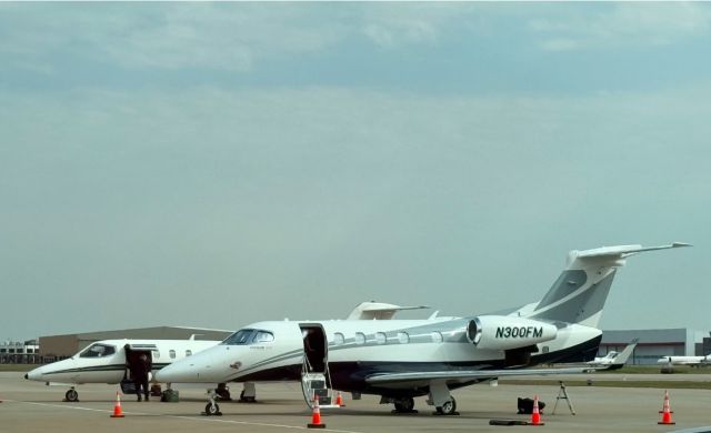Embraer Phenom 300 (N300FM)