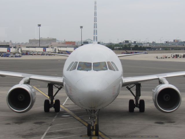 Airbus A320 (N109UW)