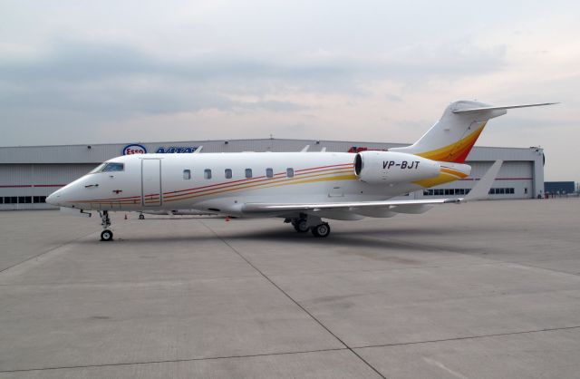 Bombardier Challenger 300 (VP-BJT)