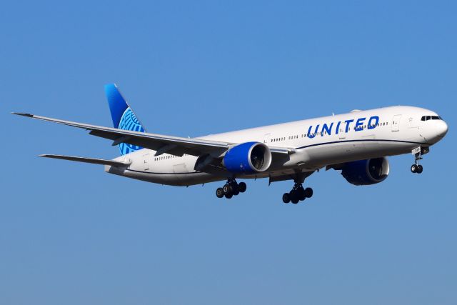 BOEING 777-300ER (N2749U)