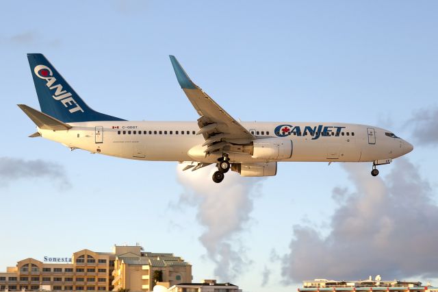 Boeing 737-800 (C-GDGT)