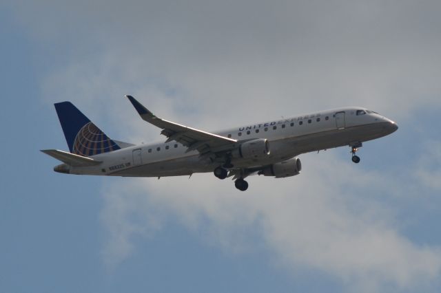 Embraer 175 (N88325) - On final at KCHS - 6/15/18 