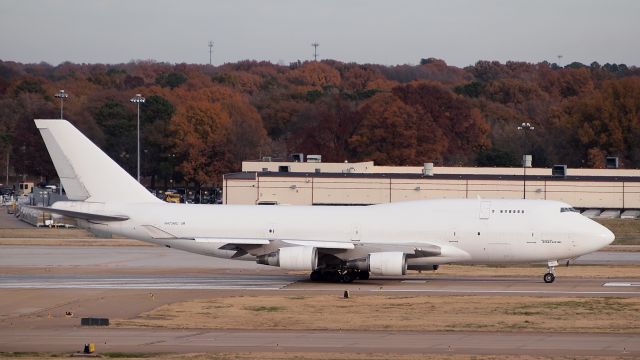 Boeing 747-400 (N473MC) - Lining up for departure from 18L.