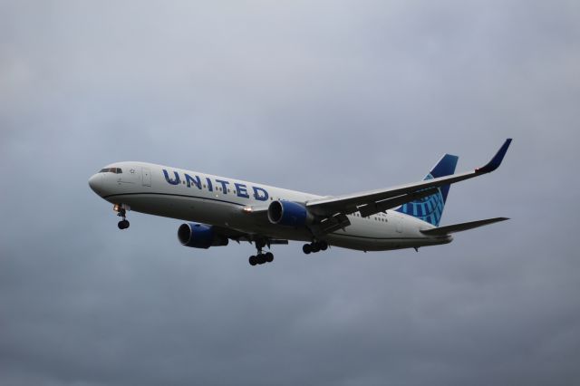 BOEING 767-300 (N675UA) - A United B767-300 on final approach into LHR, landing on runway 27L. br /br /Location: Myrtle Ave.br /Date: 04.10.22 (dd/mm/yy).