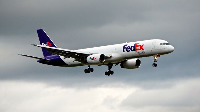 Boeing 757-200 (N964FD) - FDX925 from MEM on final to Rwy 16R on 9.10.21. (B757-258(SF) / ln 325 / cn 24884). This is the first FDX freighter to arrive at the new Paine Field FedEx facility. 