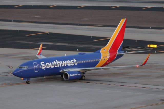 Boeing 737-700 (N7718B)