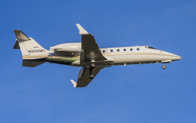 Learjet 60 (N200MT) - Rwy 02L arrival @KDPA.