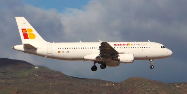 Airbus A320 (EC-LYE) - EC-LYE Iberia Express Airbus A320-216 LPA/GCLP Spotting