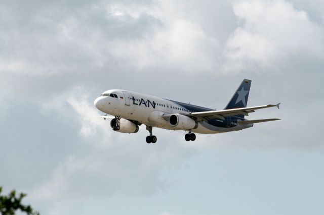 Airbus A320 (CC-CQN)