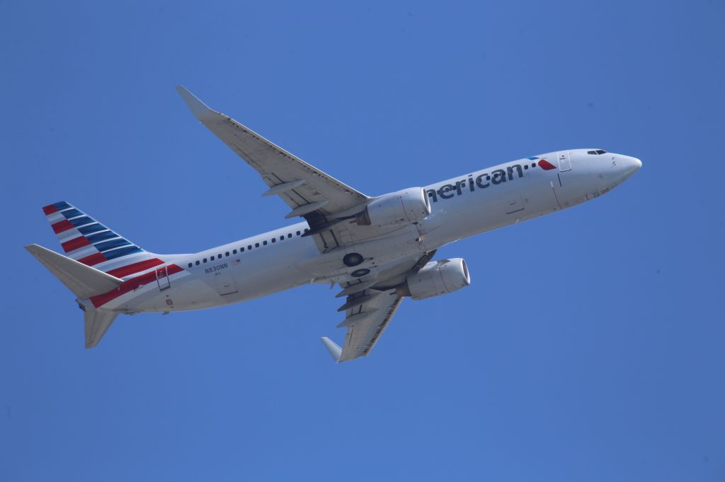 Boeing 737-800 (N830NN)