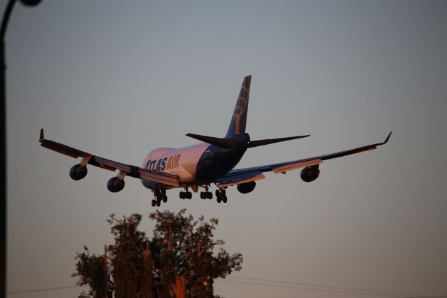 Boeing 747-400 (N446MC)