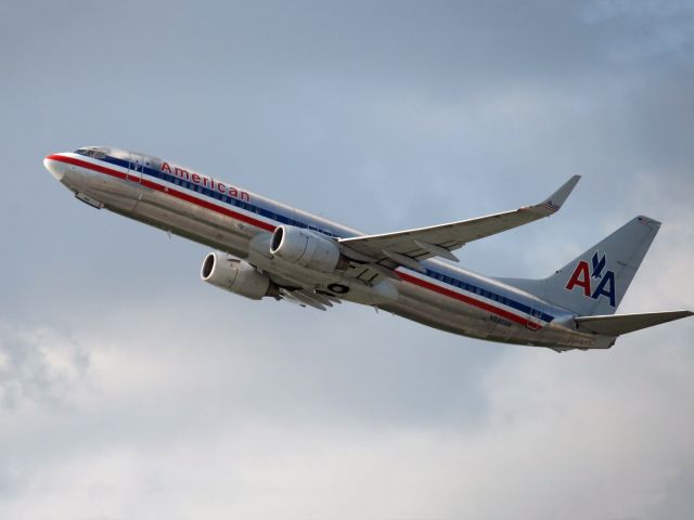 Boeing 737-800 (N942AN) - Powerful take off. Raw photo courtesy of LEARJETMIAMI - thank you!