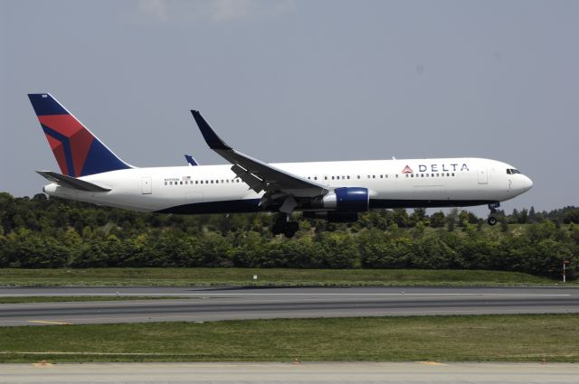 BOEING 767-300 (N199DN) - Approach to Narita Intl Airport Rwy16L on 2013/05/06