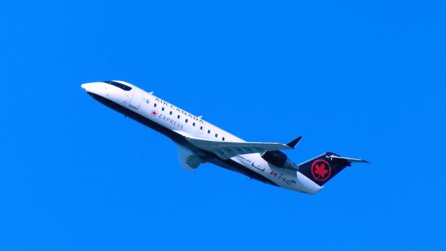 Canadair Regional Jet CRJ-200 (C-GJZZ)