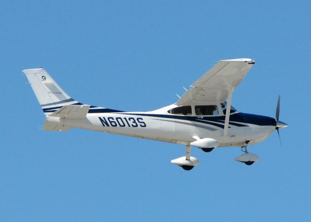 Cessna Skylane (N6013S) - Landing at Downtown Shreveport.