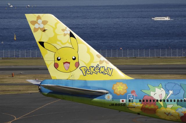 Boeing 747-400 (JA8956) - Taxing at Haneda Intl Airport on 2012/11/16 "Pokemon c/s"