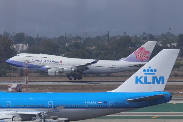 Boeing 747-400 (B-18207)