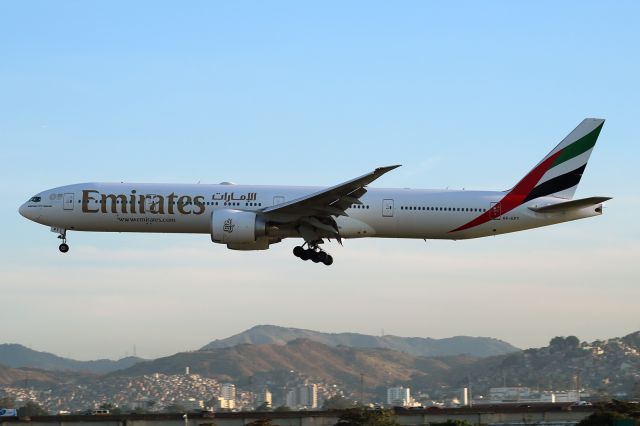 Boeing 777-200 (A6-EPY)