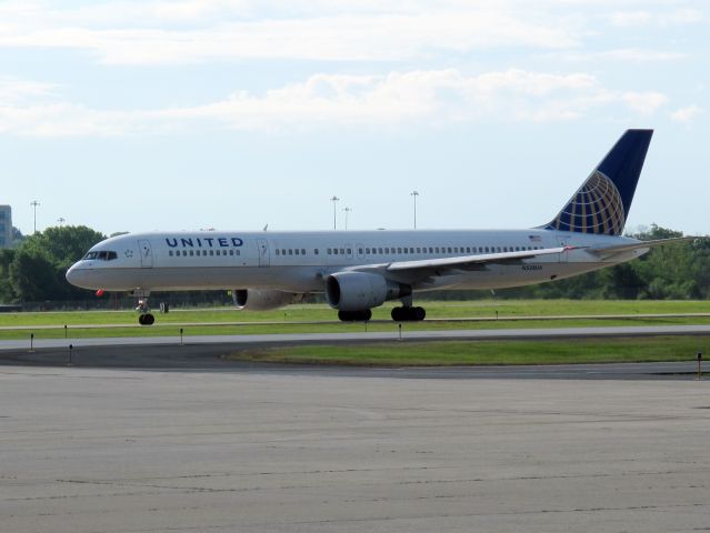 Boeing 757-200 (N528UA)