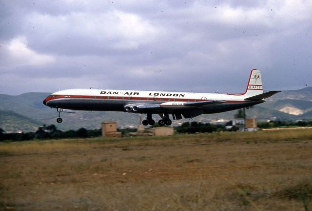 Unknown/Generic Undesignated (G-APDB) - scanned from postcardbr /de Havilland comet 4