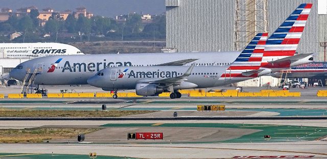 Airbus A319 (N9018E)