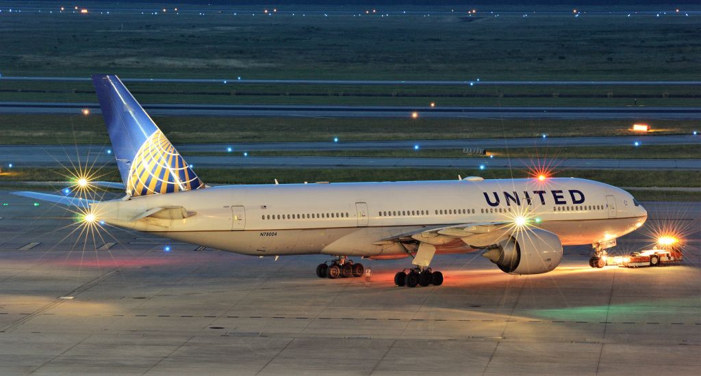 Boeing 777-200 (N78004)