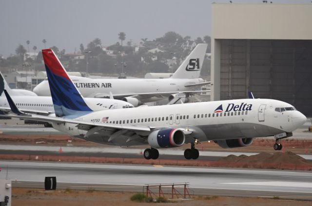 Boeing 737-800 (N3753)