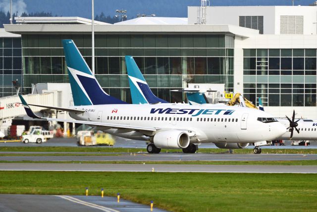 Boeing 737-700 (C-FIWJ)