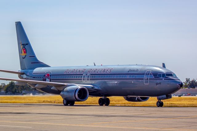 Boeing 737-800 (N569AS)