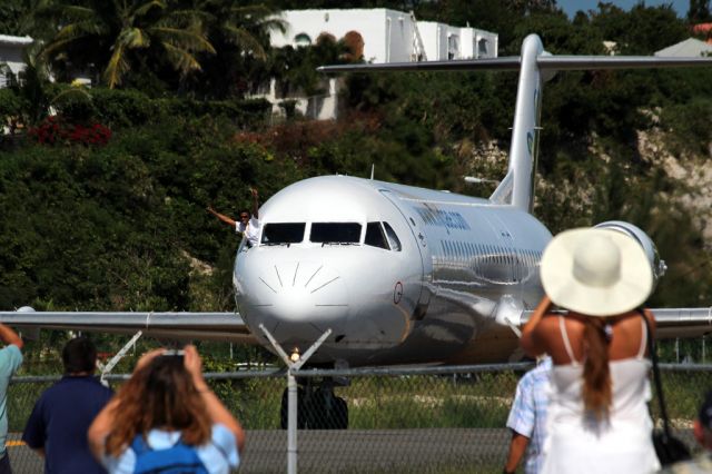 Fokker 100 (PJ-DAA) - Co-Pilot wawing