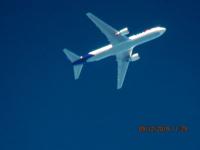 BOEING 767-300 (N152FE)
