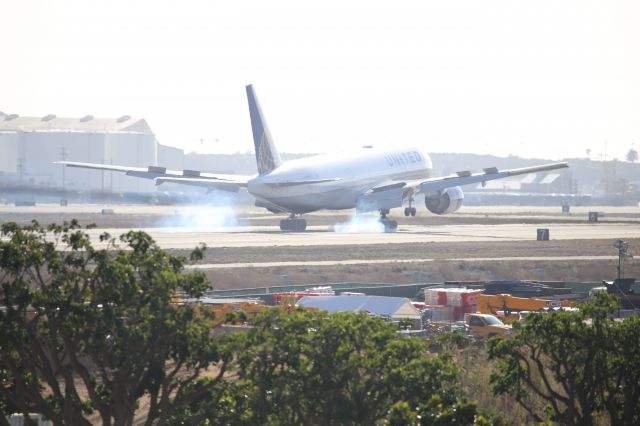 Boeing 777-200 (N224UA)
