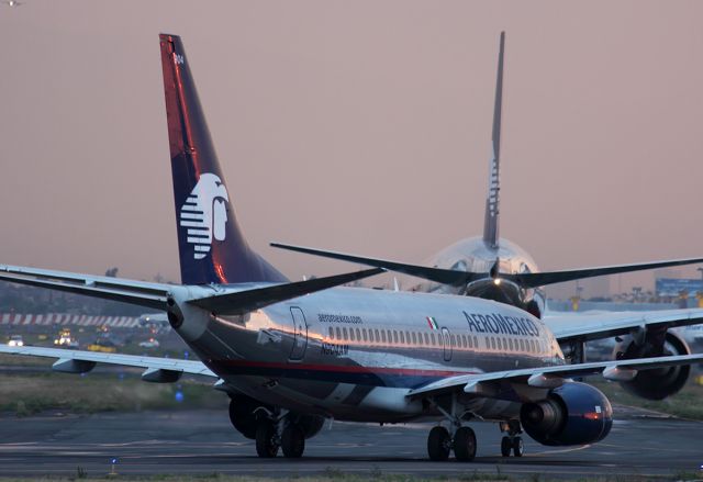 Boeing 737-700 (N904AM)