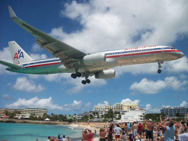 Boeing 757-200 (N671AA) - N671AA Landing over a crowded Maho Beach from New York.