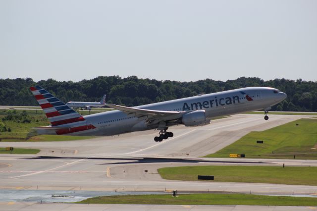 Boeing 777-200 (N756AM)