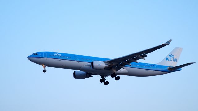 Airbus A330-300 (PH-AKD) - KLM 695 April 6, 2015 7.48PM at YYZ