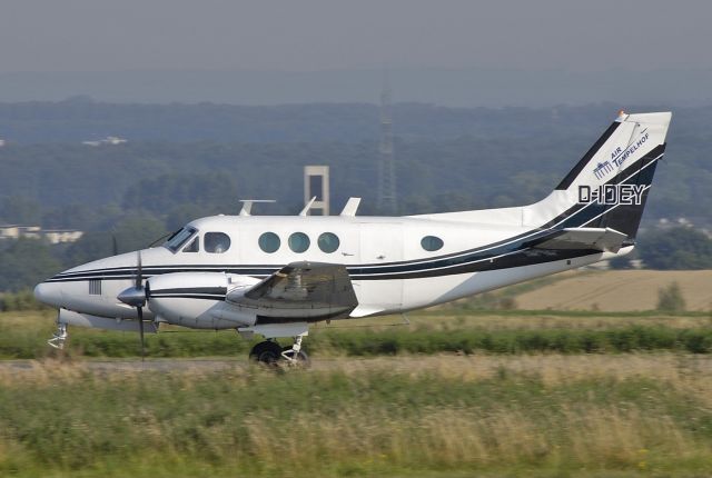 D-IDEY — - Air Tempelhof - Beechcraft Queen Air 65-88 C/N LP-5 - D-IDEY - Taxiing in after landing on runway 06 - 2004-08-06.