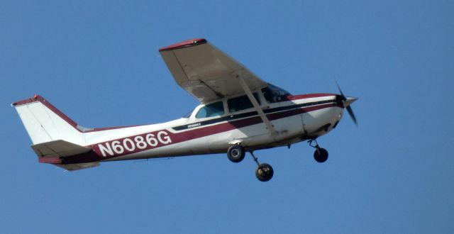 Cessna Skyhawk (N6086G) - Shortly after departure is this 1979 Cessna 172N Skyhawk II in the Winter of 2023.