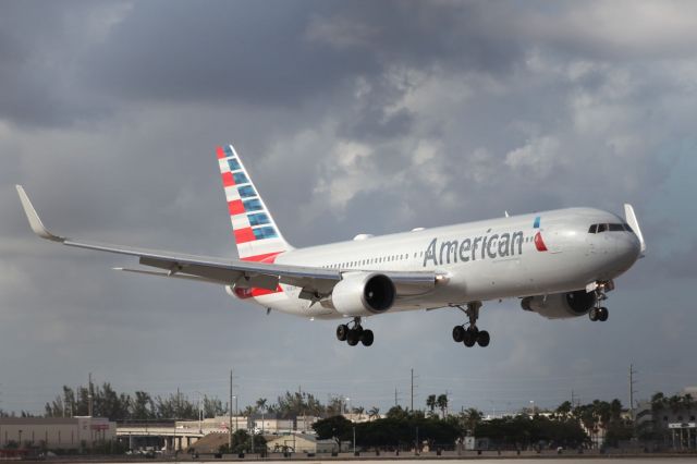 BOEING 767-300 (N381AN) - Landing at Miami International airport on the afternoon of the 24th of February, 2018.