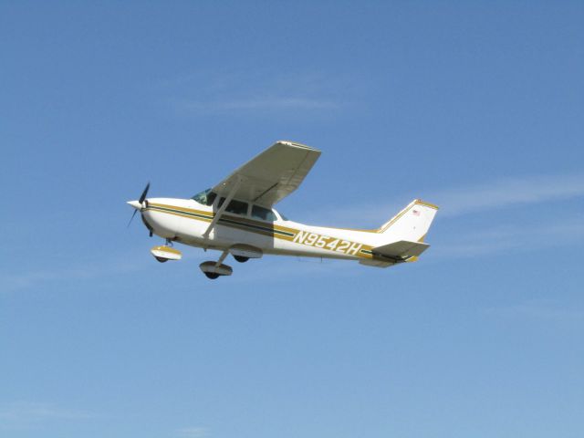 Cessna Skyhawk (N9542H) - Taking off RWY 24