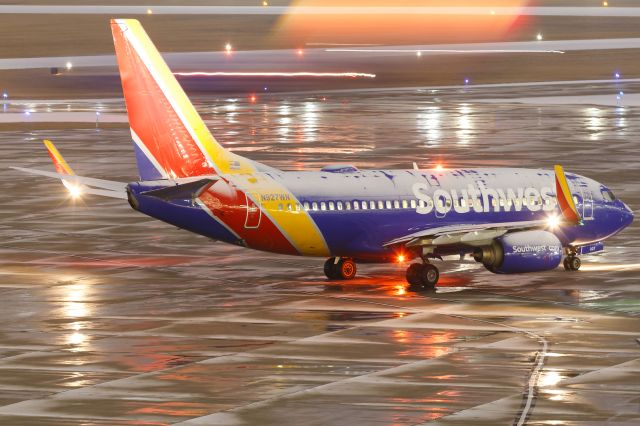 Boeing 737-700 (N927WN) - Preparing to go deice