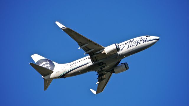 Boeing 737-700 (N627AS) - ASA302 climbs from Rwy 16C for a flight to KSFO on 6/8/14. (LN:796 / cn 30794).